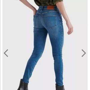 MIDRISE LUCKY BRAND STRETCHY SKINNY JEANS